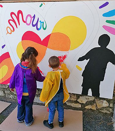 claire dubreucq fresque réalisée avec les enfants dans la cour de l'école communale Nelly Ovadia de Tourtour